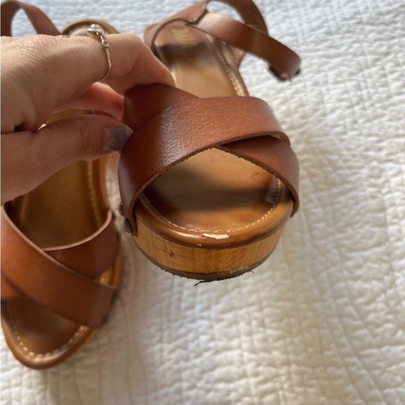 Elegant Brown Platform Sandals - Picture 5 of 5